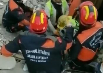 228 saat sonra enkaz kaldırılırken kurtarıldı