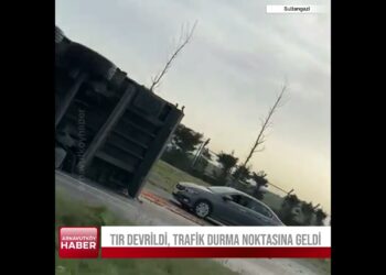 Arnavutköy-Habibler yolunda sebze yüklü tır devrildi: 2 yaralı