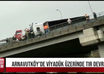 Arnavutköy yan yol viyadükte tır devrildi