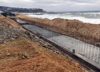 Arnavutköy Belediyesi, Karaburun kumsalında ticari alanlar için beton döküyor