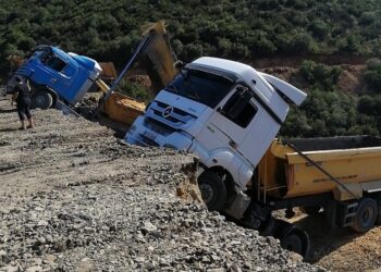 Toprak kaydı: 3 hafriyat kamyonu birbirlerinin üzerine devrildi